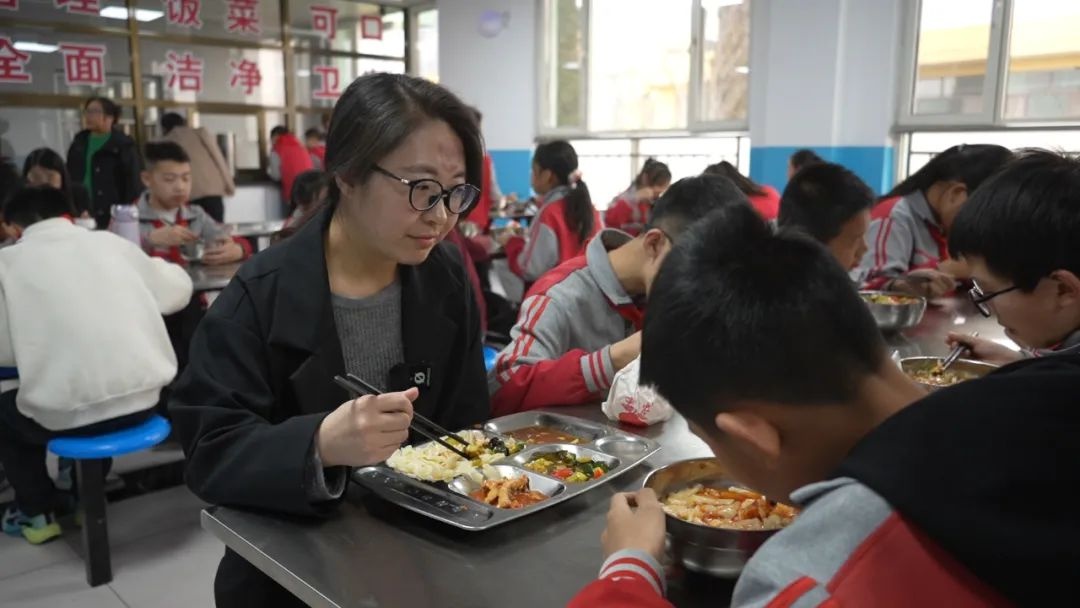 家长亲历校园餐制作全过程！孩子吃得放心，家长怎能不点赞？  第5张