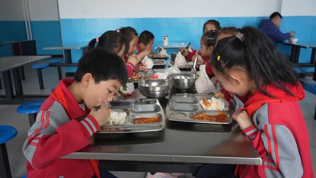 家长亲历校园餐制作全过程！孩子吃得放心，家长怎能不点赞？  第7张