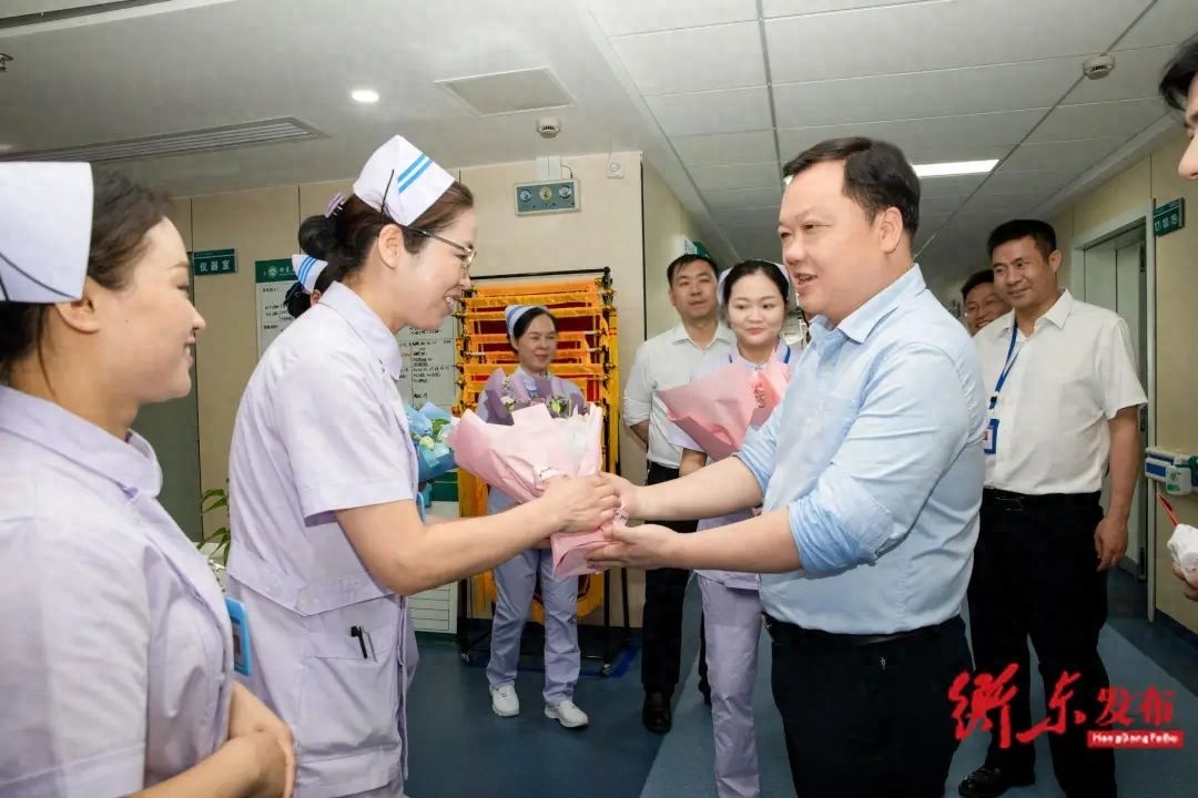 5·12国际护士节前夕！县委书记谭建华为何到县人民医院慰问？