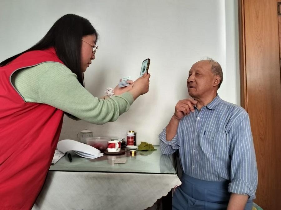 西安这些社区为老人做这事！移动医院进小区，免费体检超震撼？  第3张