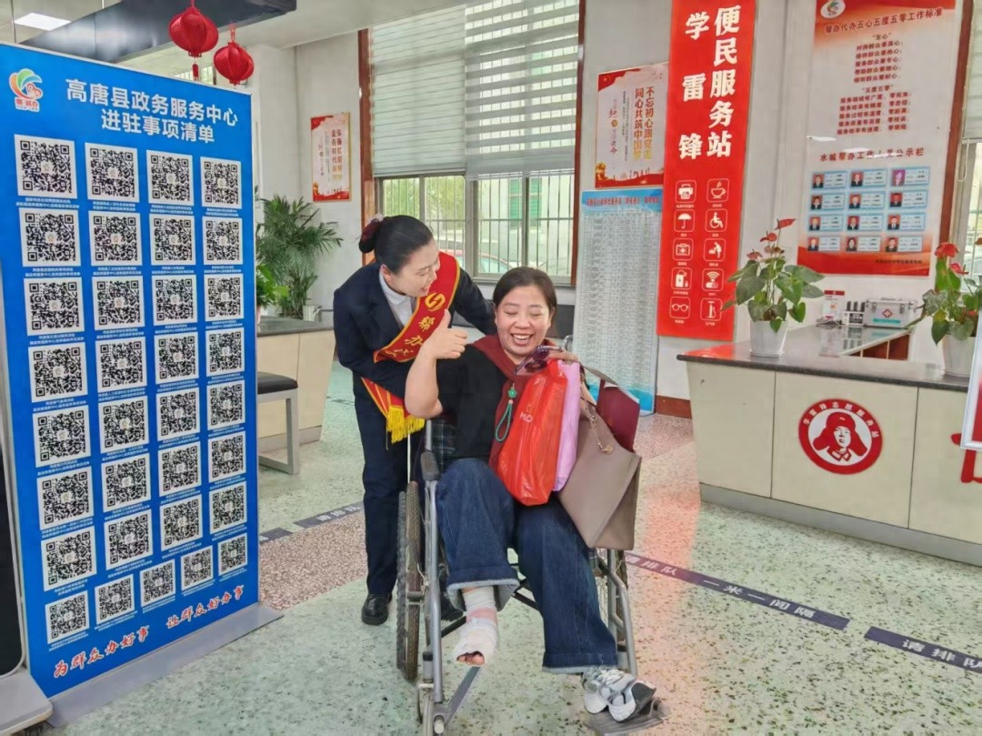 政务服务大厅暖心一幕！审批局雷锋热，你感受到了吗？