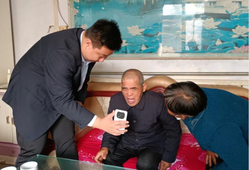 政务服务大厅暖心一幕！审批局雷锋热，你感受到了吗？  第2张