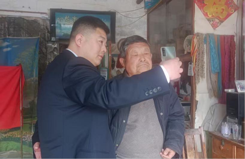 政务服务大厅暖心一幕！审批局雷锋热，你感受到了吗？  第3张