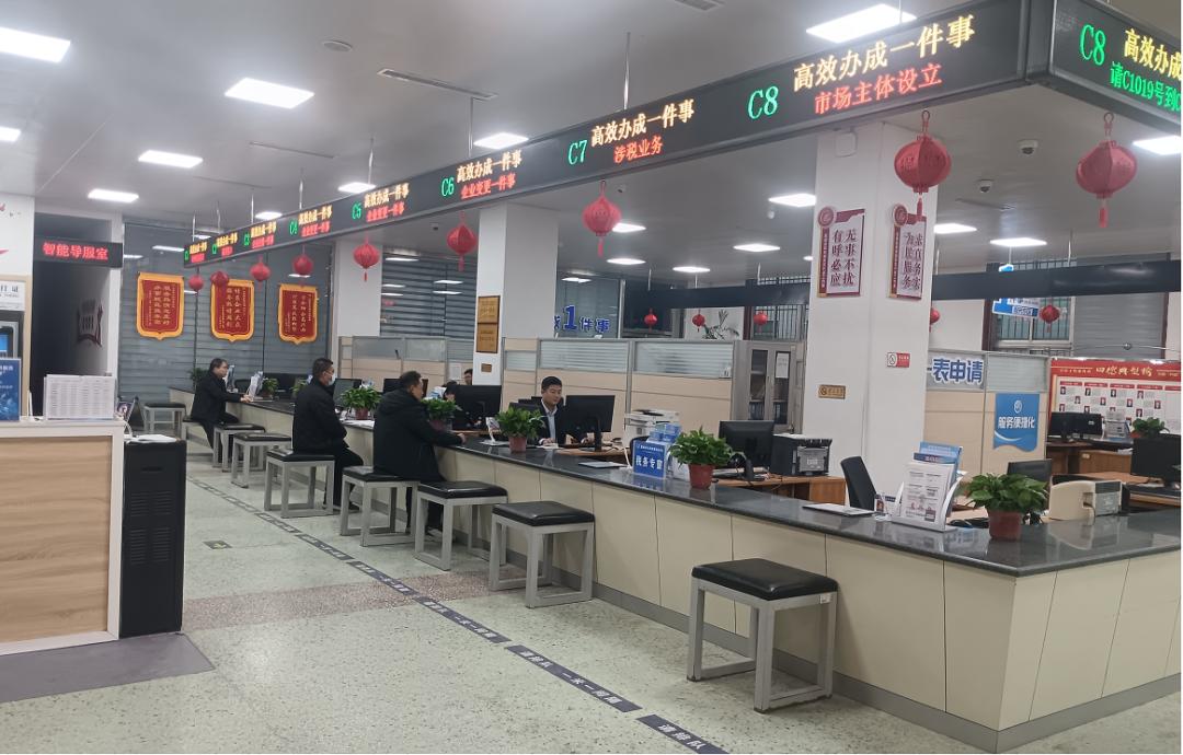 政务服务大厅暖心一幕！审批局雷锋热，你感受到了吗？  第4张