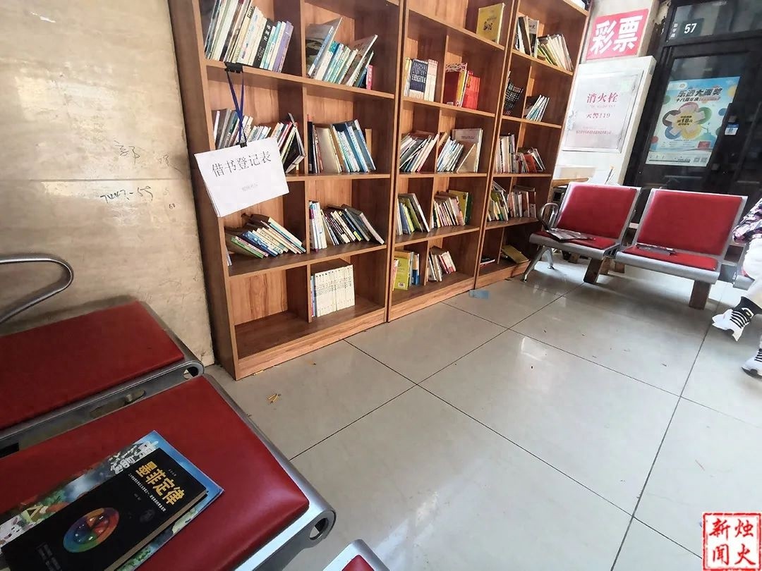 社区图书角竟遭如此对待？孩子糟蹋图书，心疼
