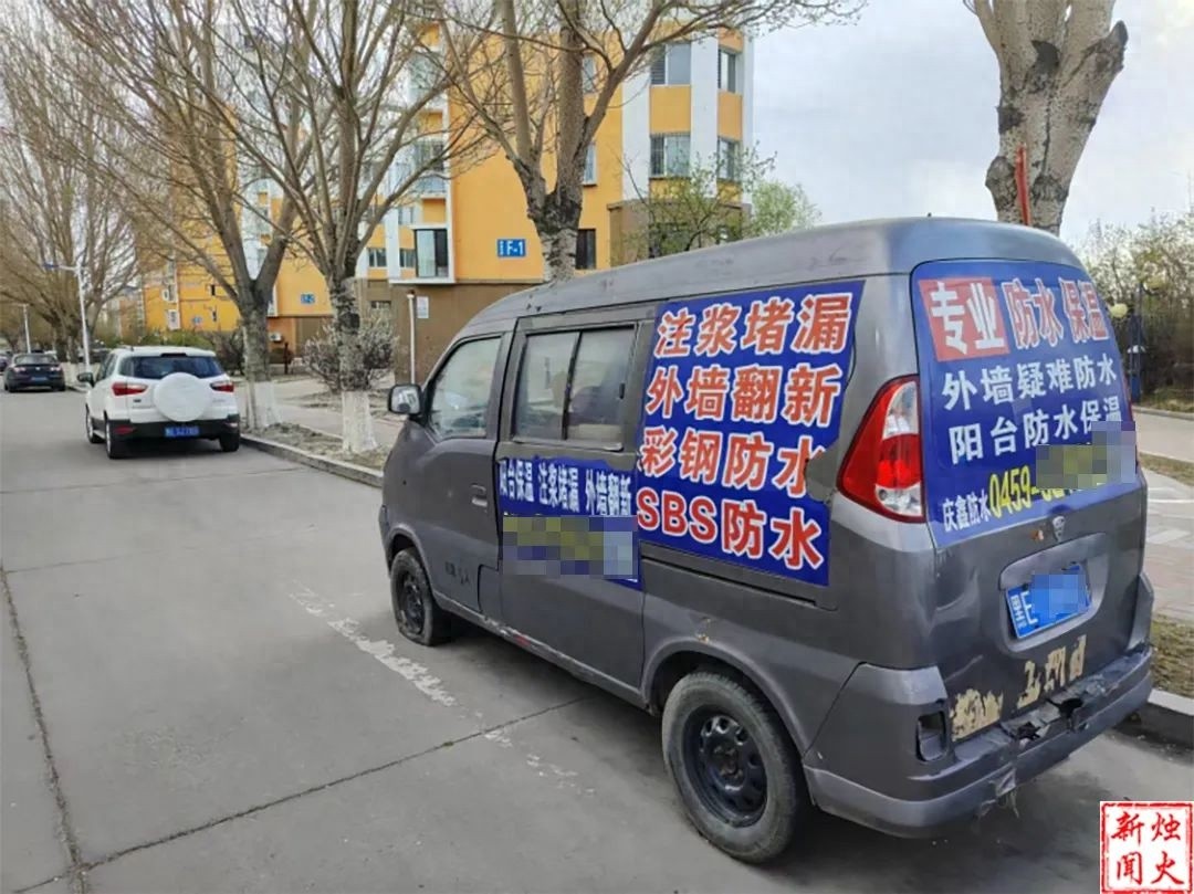 车位紧张！小区里广告车长期霸位，谁来管管这乱象？