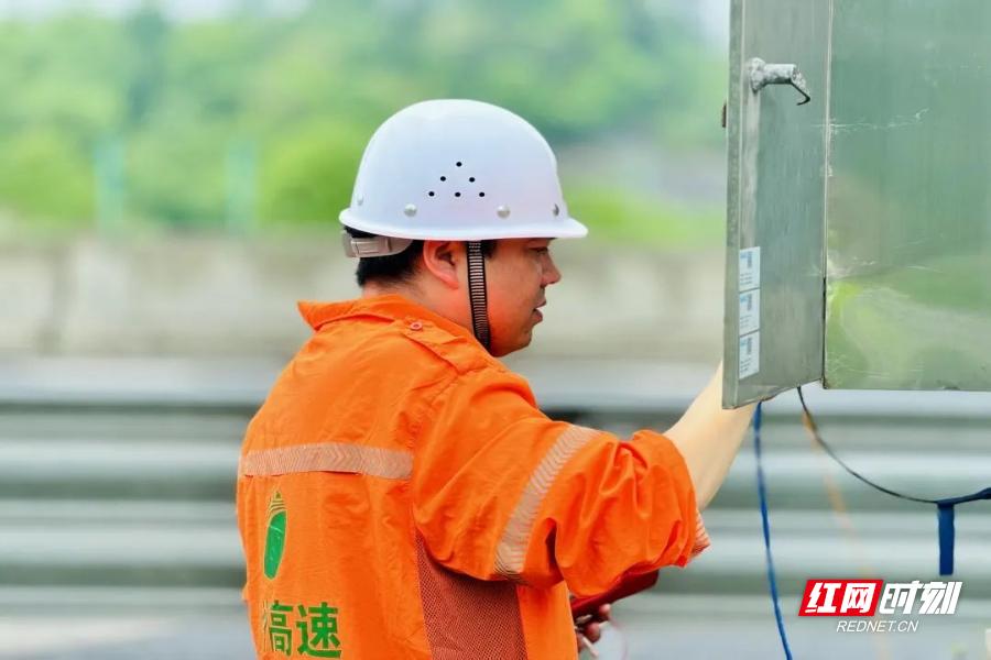 五月永州暴雨中！通信基站旁的他为何半跪草地更换密封条？  第2张