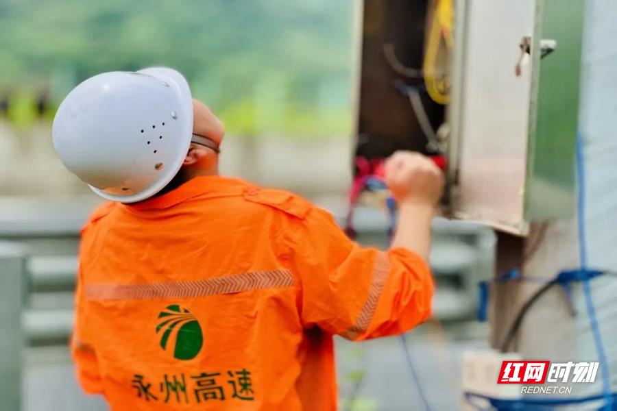 五月永州暴雨中！通信基站旁的他为何半跪草地更换密封条？  第3张