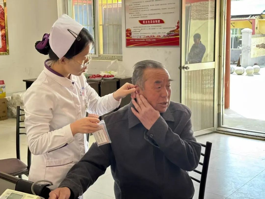 5月10日长治市新闻中心在中桥村义诊！全方位健康服务你享了吗？  第3张