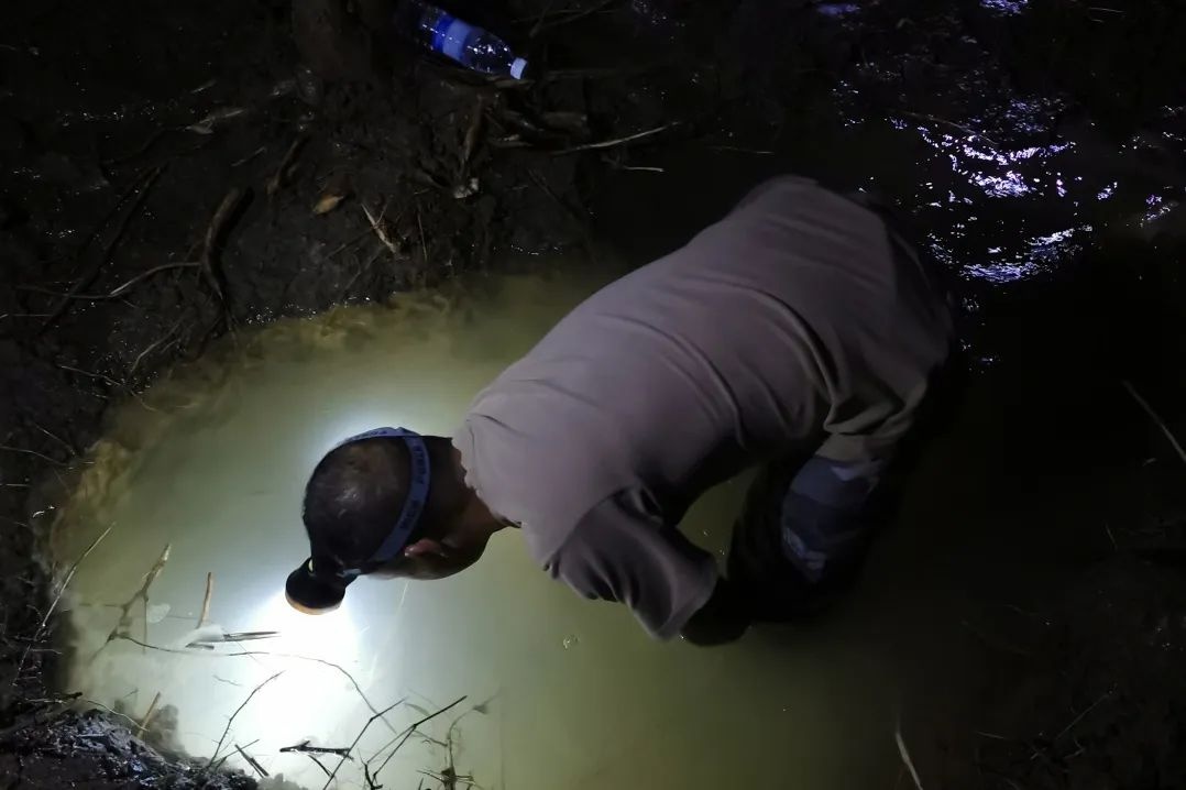 满身泥水为千家送清泉，终日埋头地下默默奉献！水管维修工你了解吗？  第3张