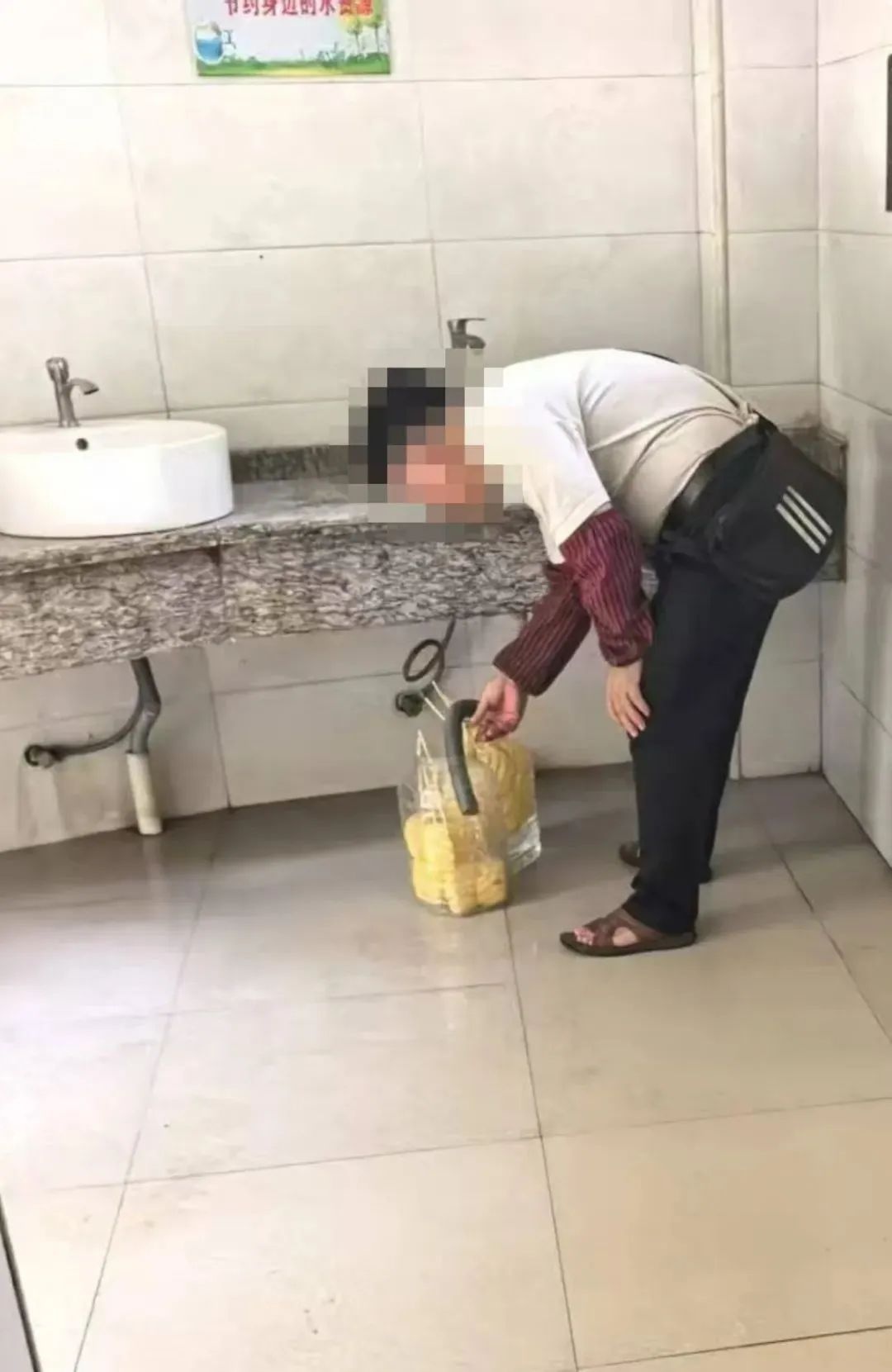 公厕脏水浸泡菠萝售卖！街边果切还有多少陷阱未被发现？