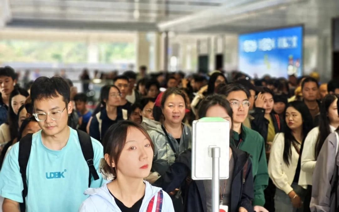 五一墨江双胞胎节超火！墨江火车站接驳人次大增？啥情况