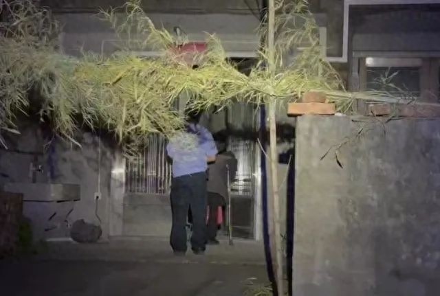 65岁残疾戏迷为看村戏错过末班公交！10公里夜路咋回家？