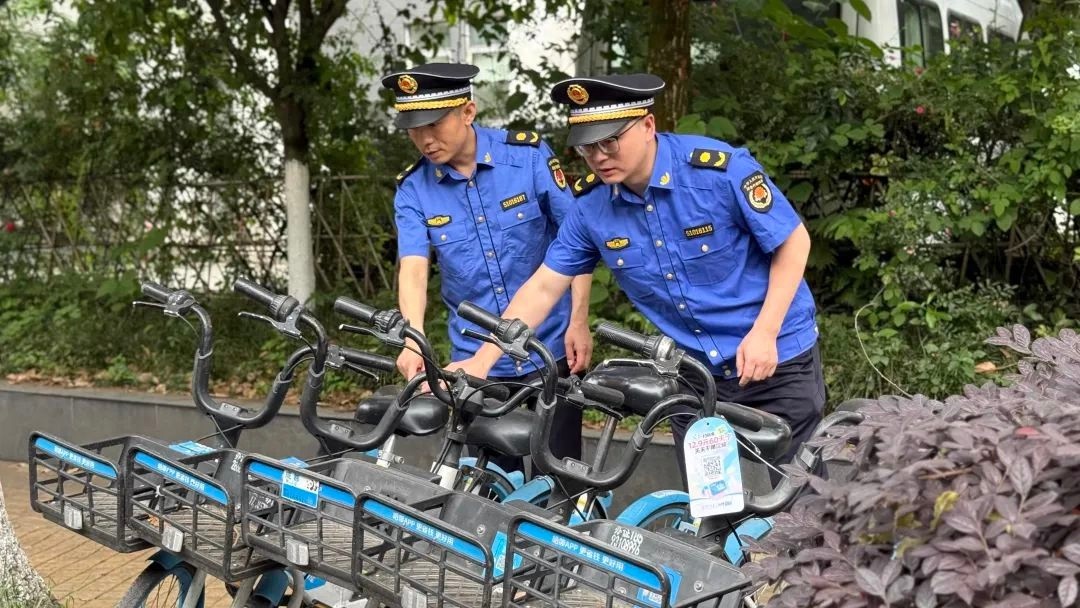 城市牛皮癣屡禁不止？都江堰多举措治理非法张贴广告