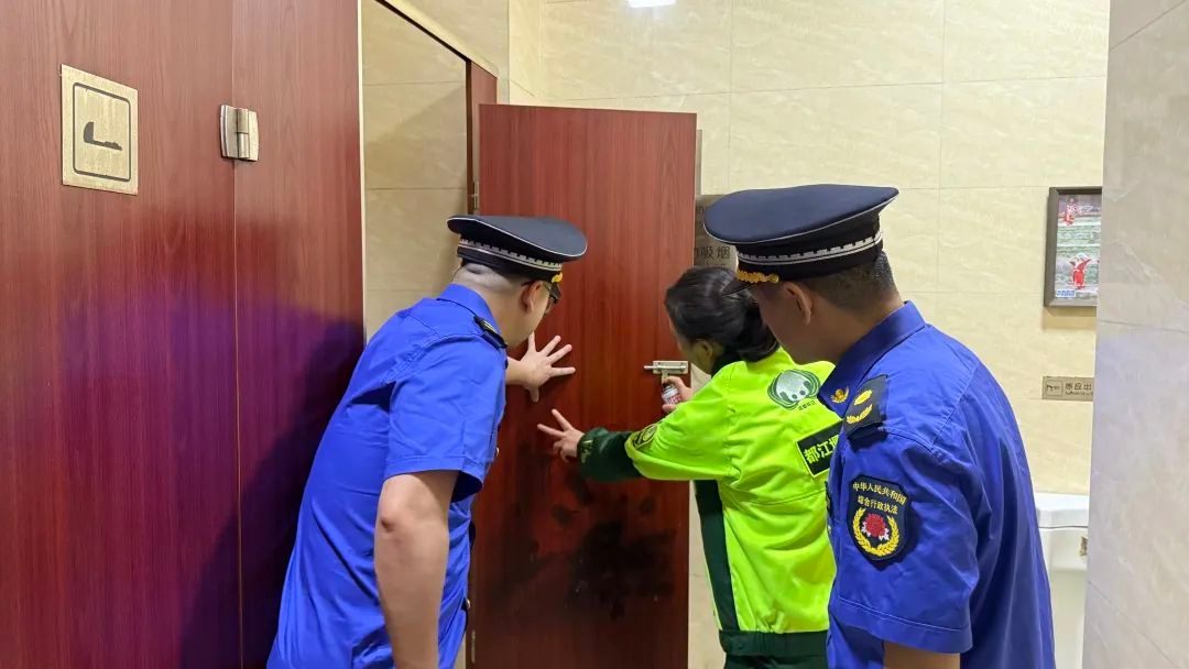 城市牛皮癣屡禁不止？都江堰多举措治理非法张贴广告  第7张