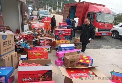 惊！这家小店竟暗藏332件非法烟花爆竹，执法人员火线出击