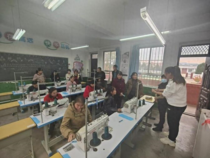 闲置学校变身致富工厂！11名村民如何实现挣钱顾家两不误？  第1张