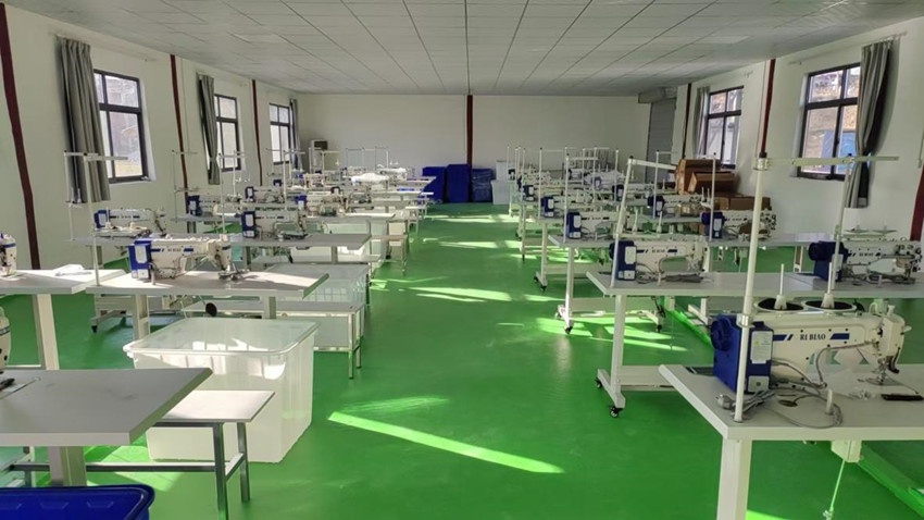 闲置学校变身致富工厂！11名村民如何实现挣钱顾家两不误？  第3张
