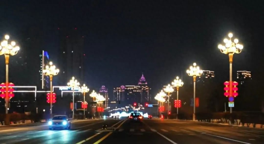 哈尔滨新区夜景大变样！22条街路灯饰悬挂完成，亚冬会氛围拉满  第1张