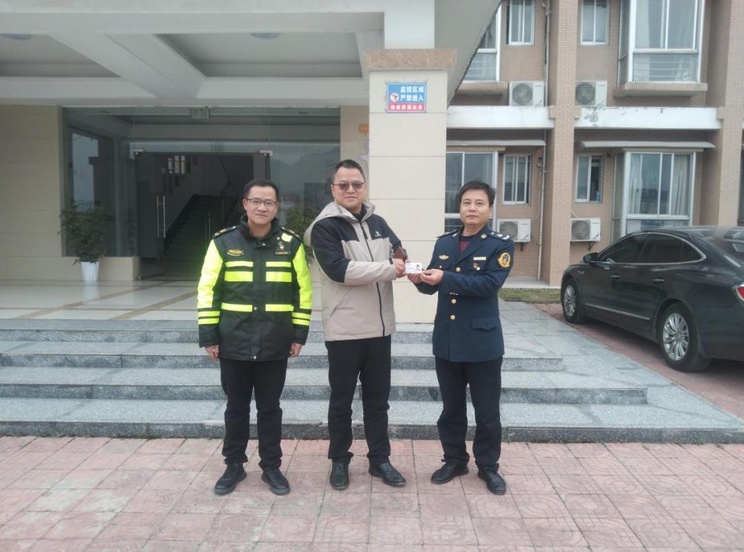 寒冬深夜，迷路老人为何在高速入口徘徊？湖南高速的温情救助让人暖心  第2张