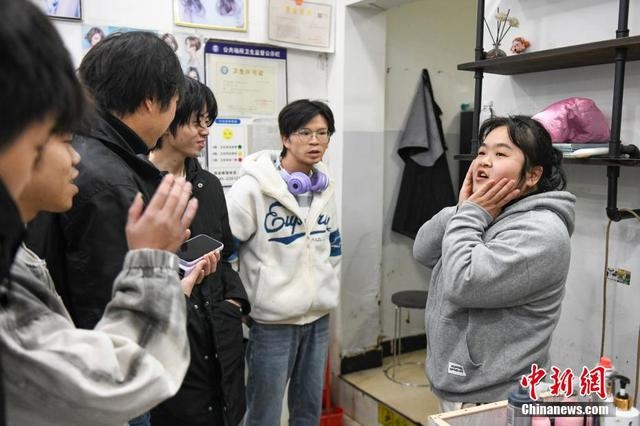 11年坚守，李晓华如何用一把剪刀剪出怀化的网红经济？  第3张