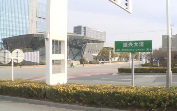 非高峰期通行无阻，但早晚高峰为何仍需优化？徐州经开区振兴大道与金湖路交叉口左转绿灯时间调整揭秘  第2张