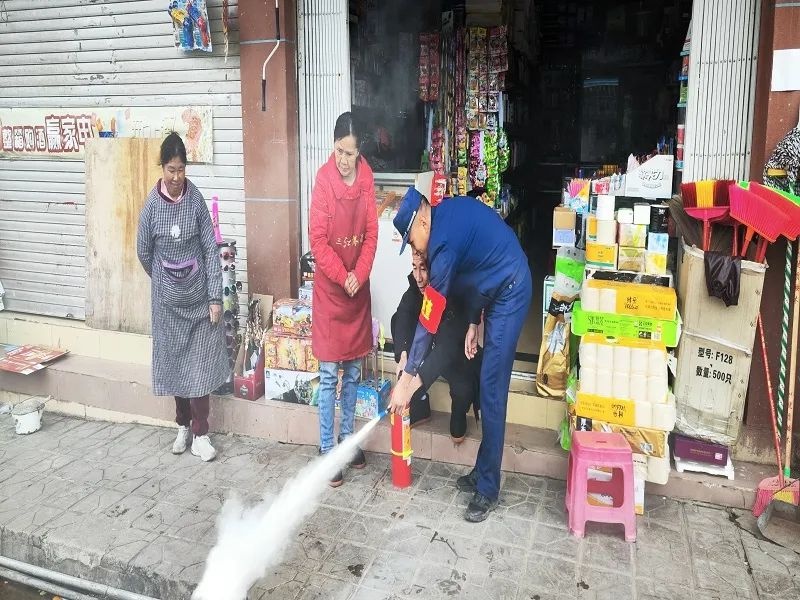 怒江州消防支队严查沿街商铺火灾隐患，你的店铺安全吗？  第2张