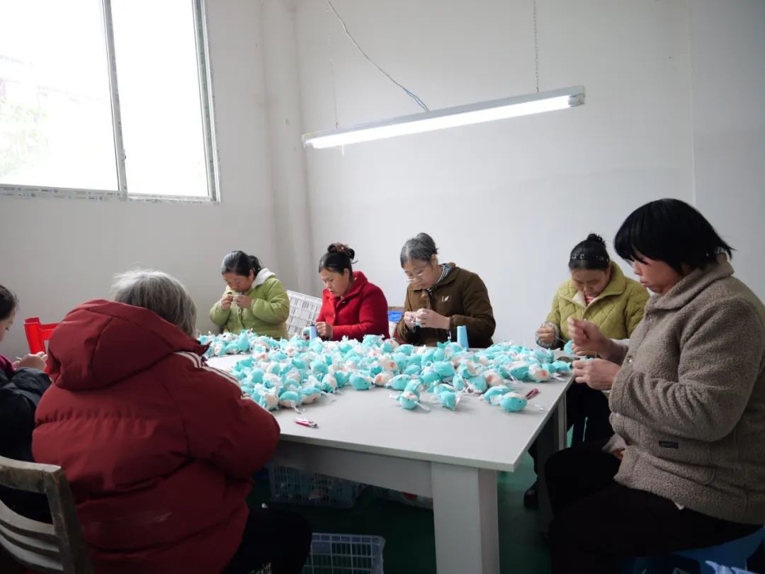 春节未过，团山社区微工厂为何已热闹复工？揭秘30万元年产值背后的奋斗故事  第2张