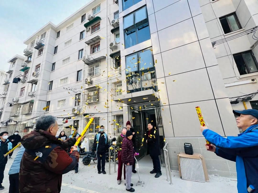 两年艰辛，两栋楼终迎电梯！徐汇区龙华街道居民如何化解重重阻力？