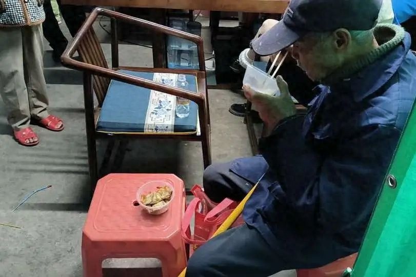 寒风中的暖心救助！文昌警察如何为迷路老人找到家？