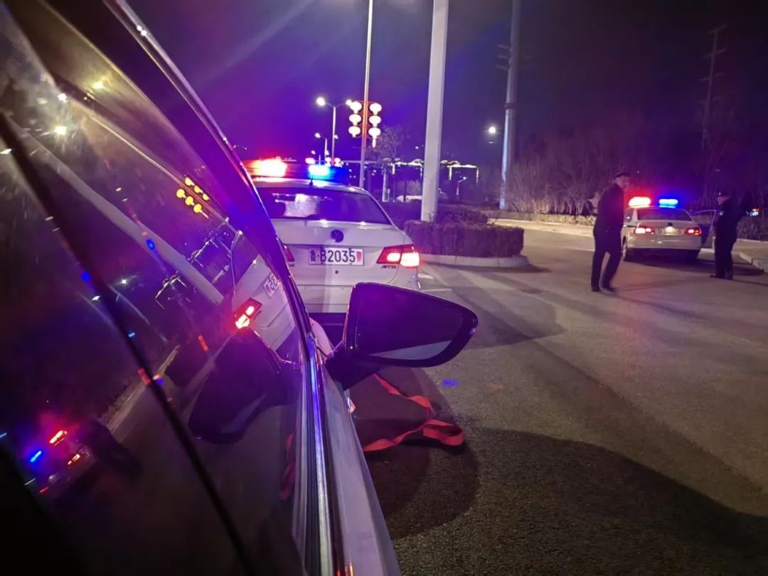 除夕夜车没电，青岛警官伸援手！尚女士能否找到他们再说一声谢谢？  第3张
