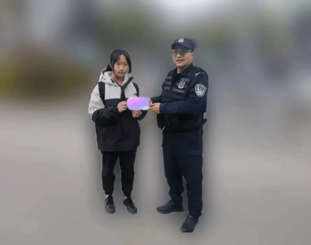 丽江古城中学生捡到红包，警方急寻失主！你的压岁钱还在吗？  第1张