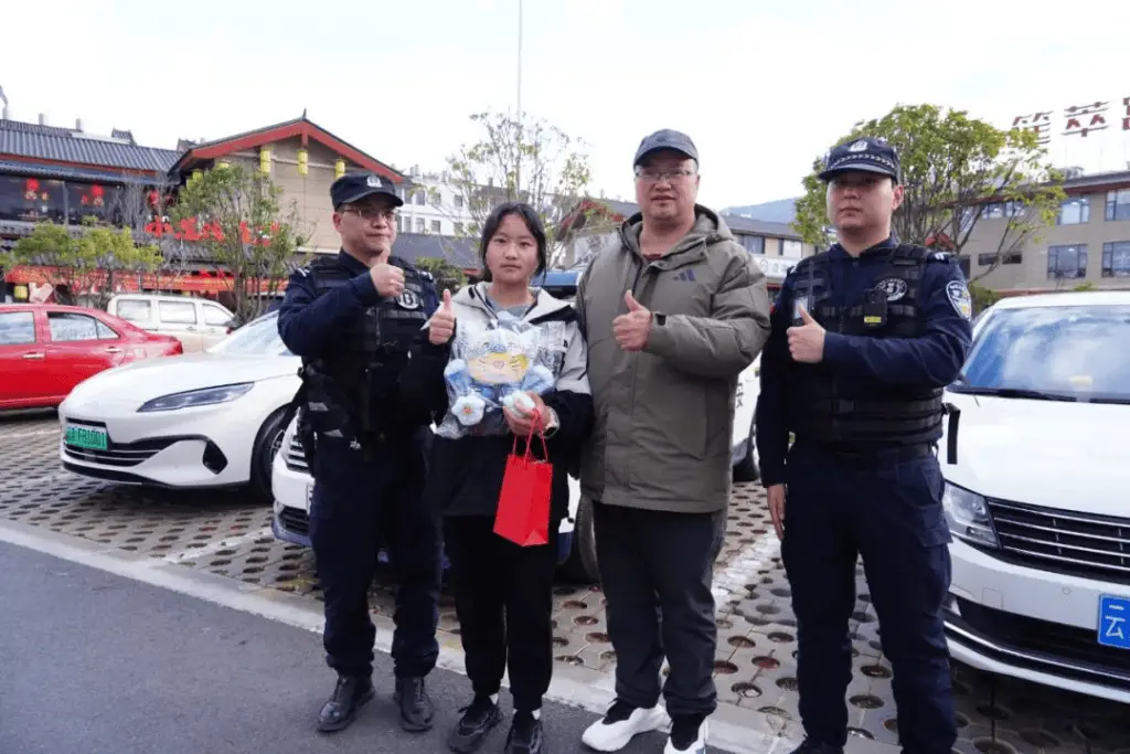丽江古城中学生捡到红包，警方急寻失主！你的压岁钱还在吗？  第2张
