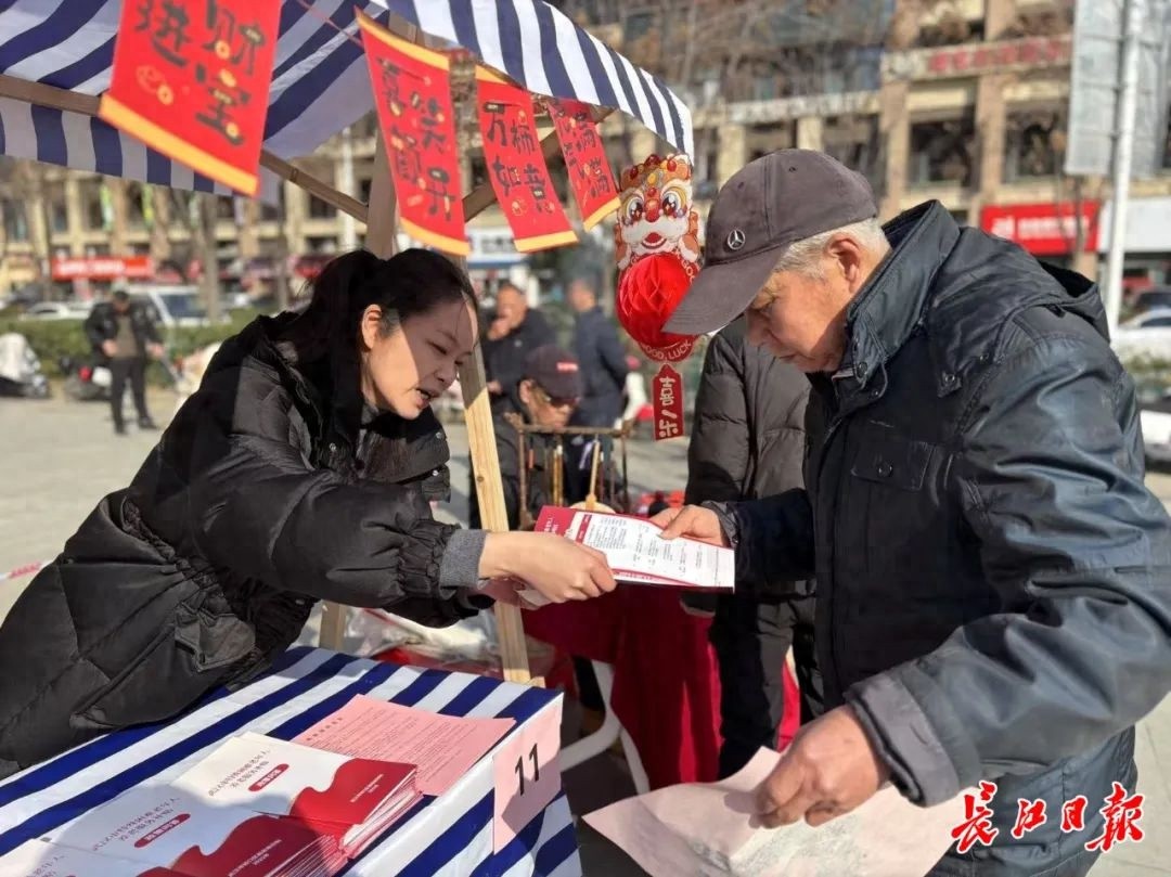 想知道多大年纪能领取高龄津贴？硚口区养老服务集市为你解答
