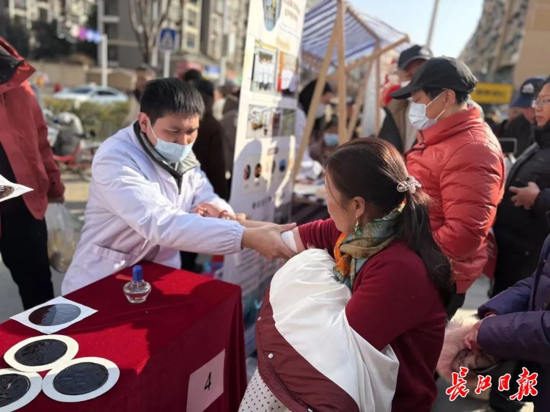 想知道多大年纪能领取高龄津贴？硚口区养老服务集市为你解答  第2张