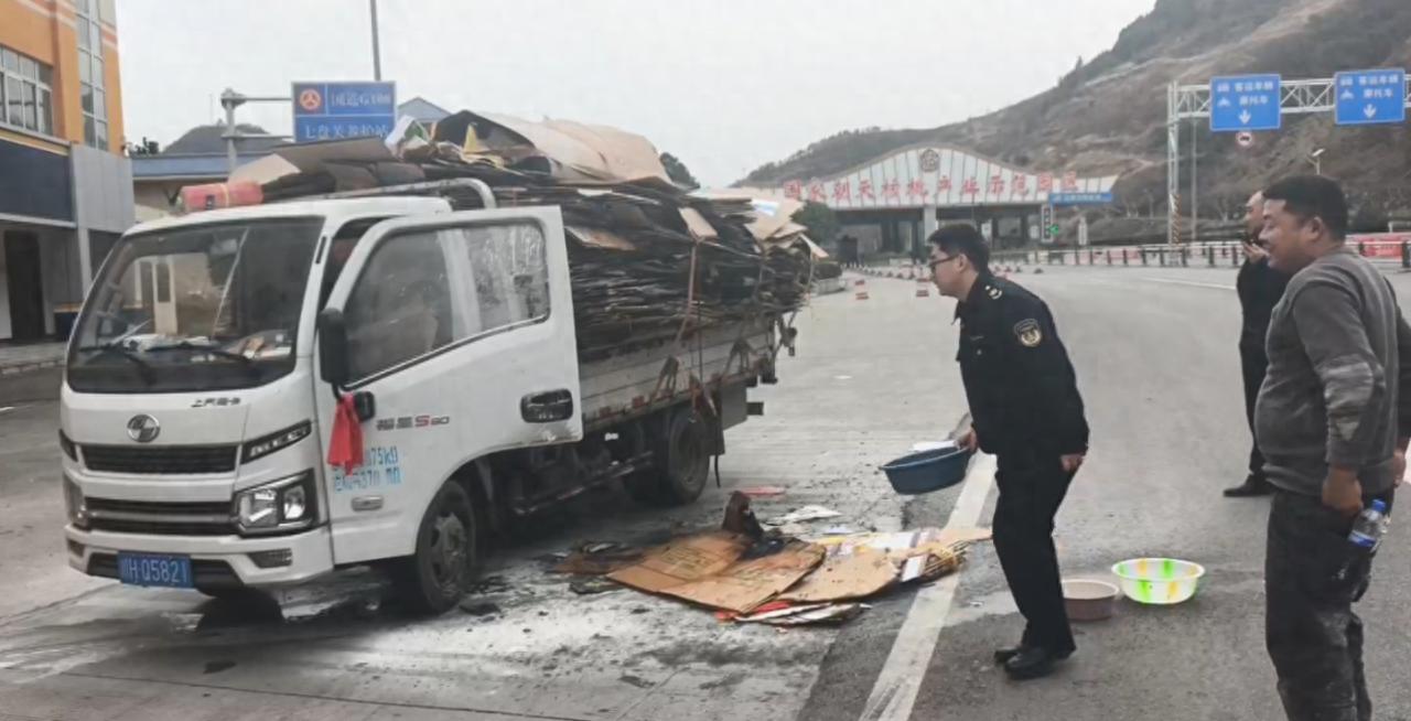 货车突发火情，执法人员英勇扑救！他们是如何化险为夷的？