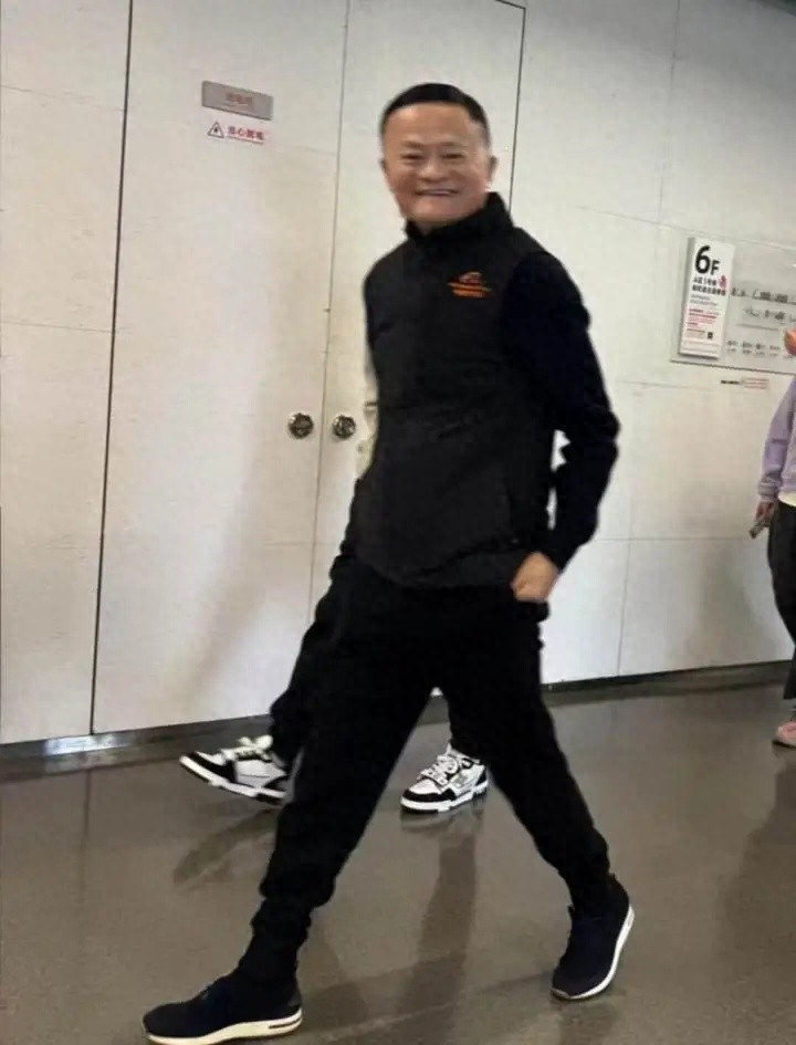马云再次现身阿里园区，满面春风与员工互动，60岁依旧活力四射