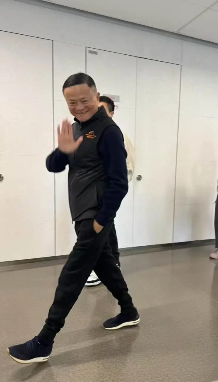 马云再次现身阿里园区，满面春风与员工互动，60岁依旧活力四射  第2张