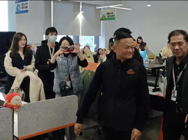 马云再次现身阿里园区，满面春风与员工互动，60岁依旧活力四射  第3张