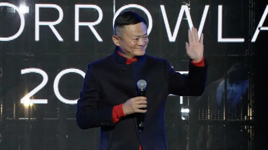 马云再次现身阿里园区，满面春风与员工互动，60岁依旧活力四射  第5张