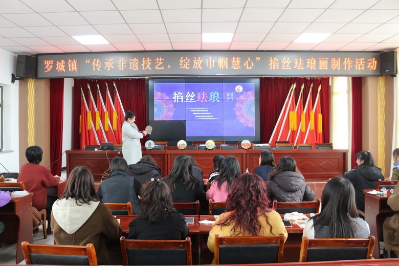巧手巾帼如何在春日绽放？罗城镇三八节活动揭秘  第3张