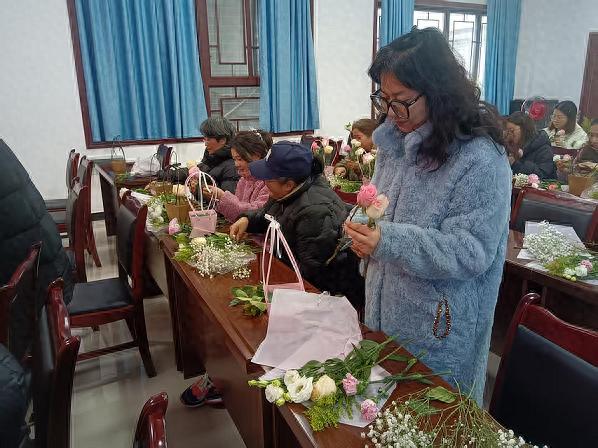河北街道南二路社区如何让妇女节插花活动成为美好回忆？