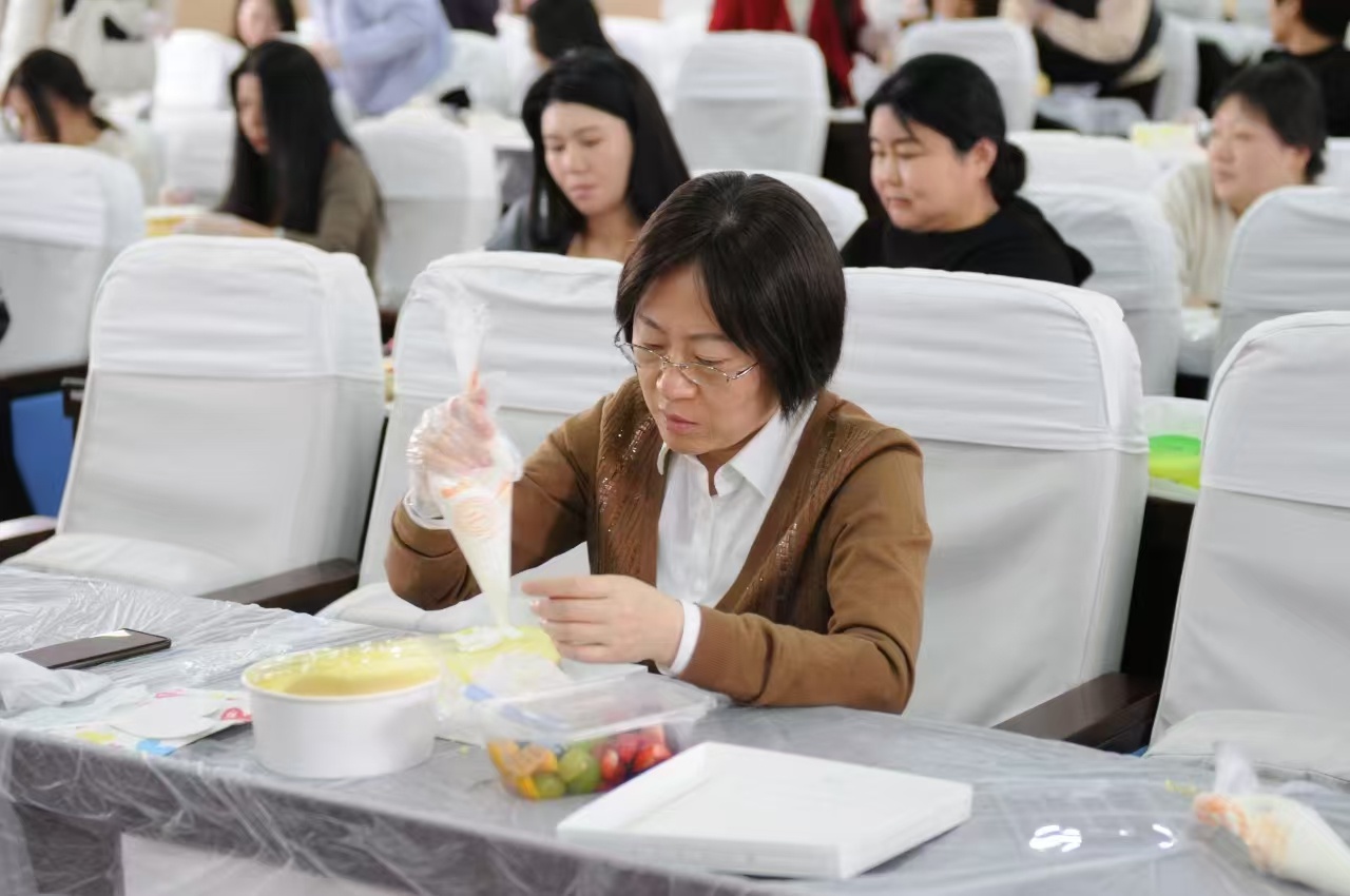 女干警变身甜点大师，这个三八节她们如何绽放芳华？  第2张