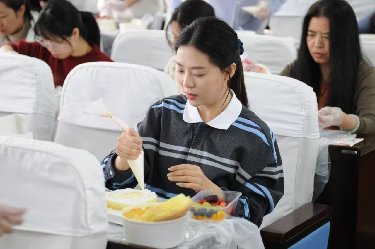 女干警变身甜点大师，这个三八节她们如何绽放芳华？  第3张