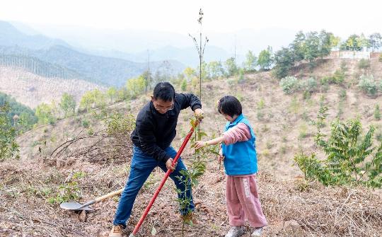 200+爱心人士齐聚梅州，植树助学助力孤独症儿童，你参与了吗？  第3张