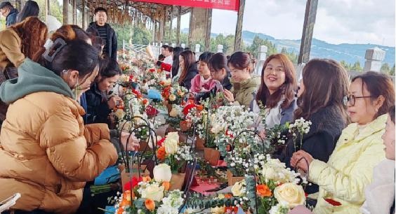 书香与花香交融，女职工如何在这场活动中实现心灵的蜕变？  第1张
