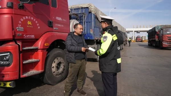 戈壁滩上的青春守护者：恩格日乌苏交警中队如何用热血书写忠诚与奉献？  第2张