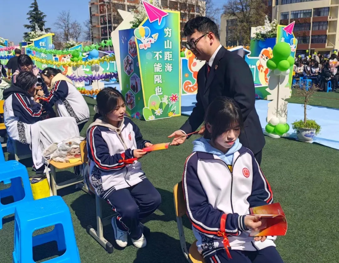 惠水县民族中学成人礼：检察官如何用民法典唤醒300名青少年的法治意识？  第3张