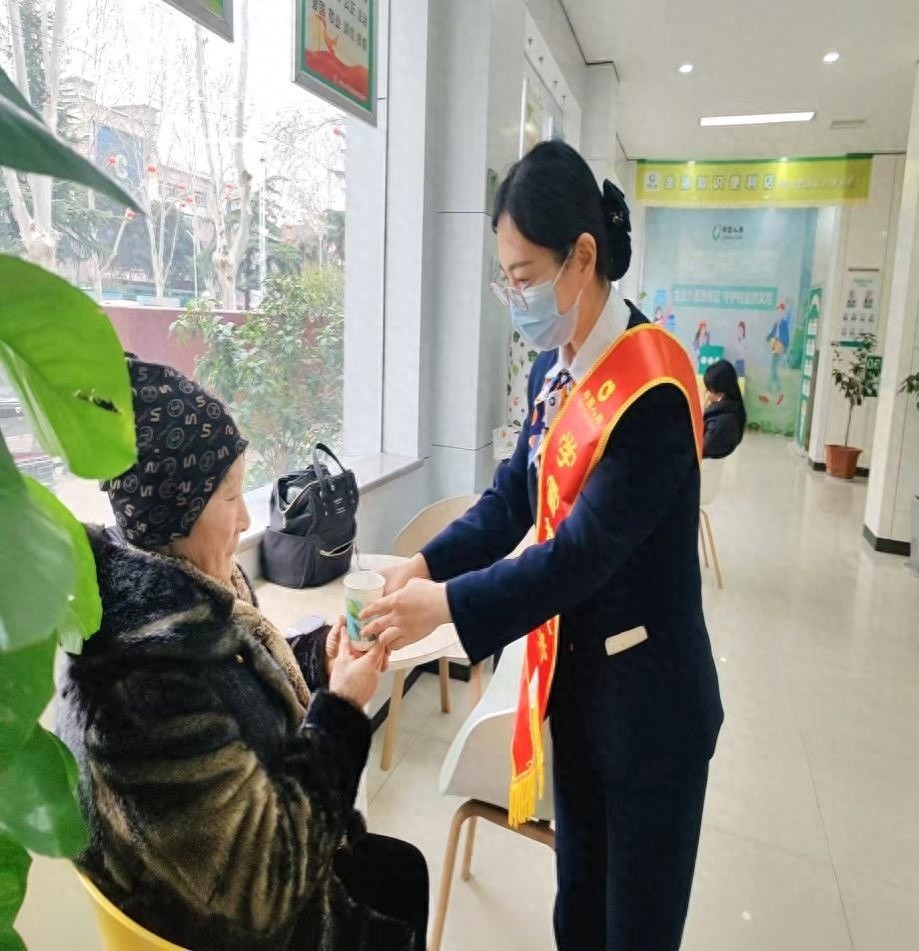 学雷锋日，中国人寿漯河分公司如何用行动传递金融温暖？