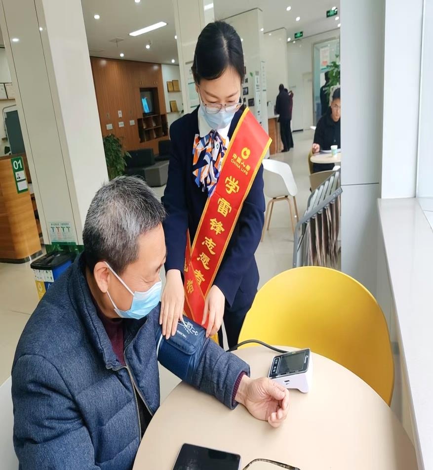 学雷锋日，中国人寿漯河分公司如何用行动传递金融温暖？  第2张
